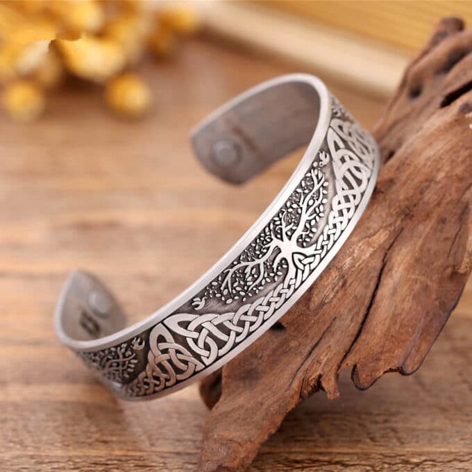 Bracelet jonc viking Øystæin – arbre de vie : Un bijou viking unique pour affirmer votre style