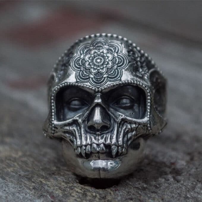 Bague tête de mort Khatarr : un bijou unique pour un style rebelle