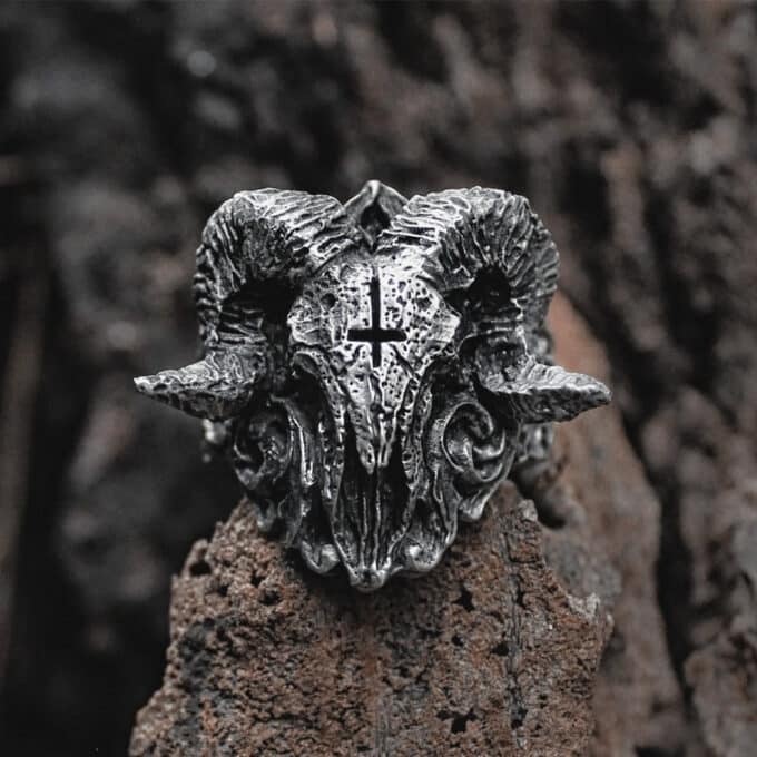 Bague tête de bélier satanique : un bijou unique pour affirmer votre style sombre